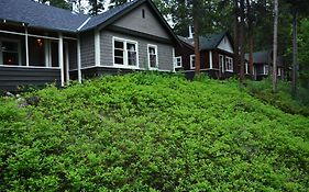Johnston Canyon Lodge & Bungalows